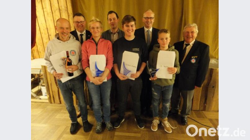 Dem ältesten Starter und den Pokalgewinnern Amberg, Sulzbach-Rosenberg und Hirschau (vorne von links) gratulierten Ortsvorsitzender Daniel Weidner, Kreisgeschäftsführer Sebastian Schaller, Bürgermeister Bernhard LIndner und Ehrenvorsitzzender Erwin Stubenvoll (hinten von links). Bild: ibj