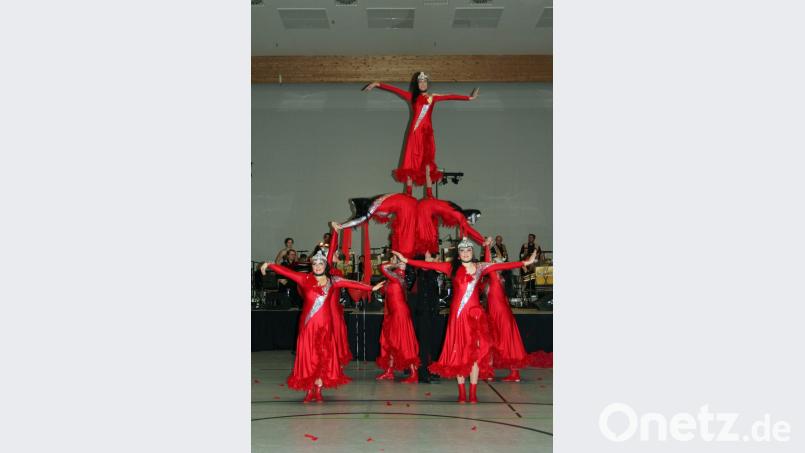 Akrobatische Höchstleistungen liefert die Tanzgruppe "Phoenix" des TuS Mitterteich ab. Bild: stg