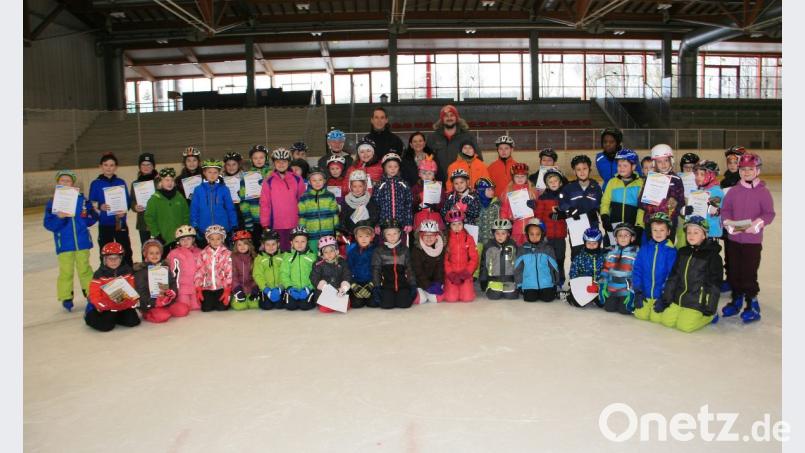 Stephan Trolda (hinten links) begleitet die Kinder zum „Eislaufführerschein“, unterstützt von Übungsleiter Armin Köhler (hinten rechts). Organisiert hat den Kurs Astrid Häring (hinten Mitte) von der Stadt Mitterteich. Bild: wro