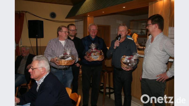Geschenke gibt’s für die drei fleißigen Platzwarte des ASV Michelfeld. Von links Hans Gramss, Vorstandsmitglied Thomas Gsell, Erwin Beyer, Karl Merkl und Vorstandsmitglied Dieter Hofmann. Bild: obl