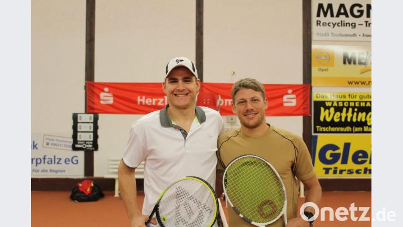 Gegen Lukas Ollert (rechts) vom TC Iserlohn war beim Dreikönigs-Tennisturnier in Tirschenreuth kein Kraut gewachsen. Auch der Tscheche Ivo Panak hatte im Finale keine Chance. Bild: hä