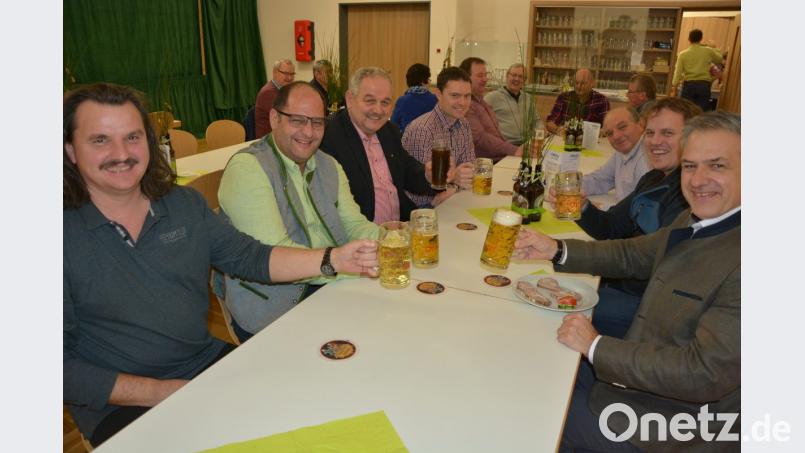 Beim Stärketrinken prosten sich (von links) die Gemeinderäte Max Ernstberger, Max Zintl, Bürgermeister Johann Burger und Josef Siller mit (von rechts) Bürgermeister Roland Grillmeier und Martin Teubner zu: Auch in Leonberg lässt die Landtagskoalition grüßen. Bild: jr