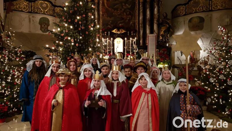 Festlich gewandet erhalten die Sternsinger den Segen von Stadtpfarrer Edmund Prechtl, um diesen an die Bürger weiterzugeben. Bild: mng