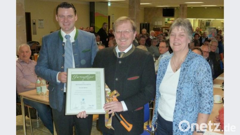Petra Schmid, Vorsitzende der Gartenpflegervereinigung des Landkreises, gratulierte Reinhold Kumeth (Mitte) mit einem Geschenk zur erfolgreich abgelegten Prüfung als Gartenpfleger auf Landesebene. Kreisverbandsvorsitzender Landrat Thomas Ebeling überreichte die Urkunde und eine Anstecknadel. Bild: Portner