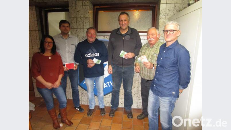 Zweite Vorsitzende Ramona Rauch (von links) gratuliert den ersten vier Gewinnern des Preisschafkopfes: Josef Hauser (4. Platz, Gutschein), Reinhard Hübner (3. Platz, 100 Euro), Robert Weyh (2. Platz, 200 Euro), Wenzl Landgraf (1. Platz, 300 Euro). Kassier Uwe Hautmann überreicht die Preise. Bild: ffz
