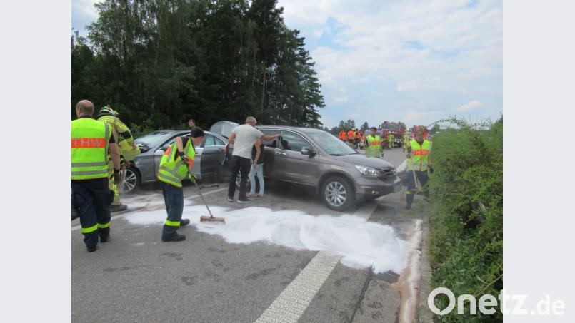 Wenns gekracht hat, ist das THW zur Stelle, um die Unfallstelle abzusichern und die Fahrbahn zu reinigen. Bild: THW Nabburg/Archivbild