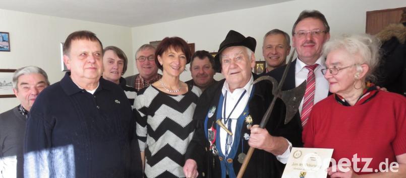 Groß ist die Gratulantenschar bereits am Vormittag des 85. Geburtstags von Josef Eierer, dem langjährigen Nachtwächter von Vilseck (von links): Hermann Kraus, Josef Amann, Christine Schedl, Josef Schönl, Maria Grädler, Josef Finster, der Jubilar Josef Eierer, Zweiter Bürgermeister Thorsten Grädler, Bürgermeister Hans-Martin Schertl und Anna Margaretha Eierer. Bild: rha