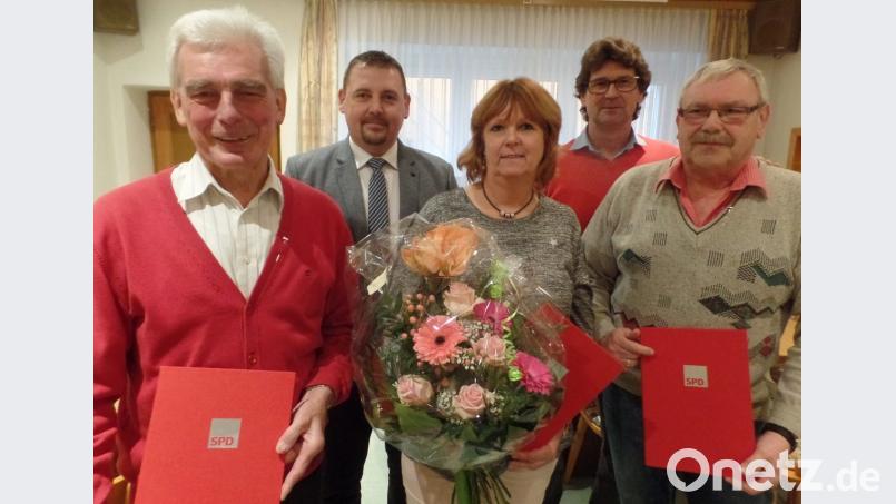 Letztmals wurden treue Sozialdemokraten des Ortsvereins Neustadt am Kulm/Vorbach für langjährige Mitgliedschaft geehrt. (Von links), Alfons Foitzik, Kreisverbandsvorsitzender Markus Ludwig, Vorsitzende Silvia Szydlik, Fritz Betzl vom SPD-Ortsverein Eschenbach sowie Horst Priebe. Bild: Brendel, Hubert (BR)
