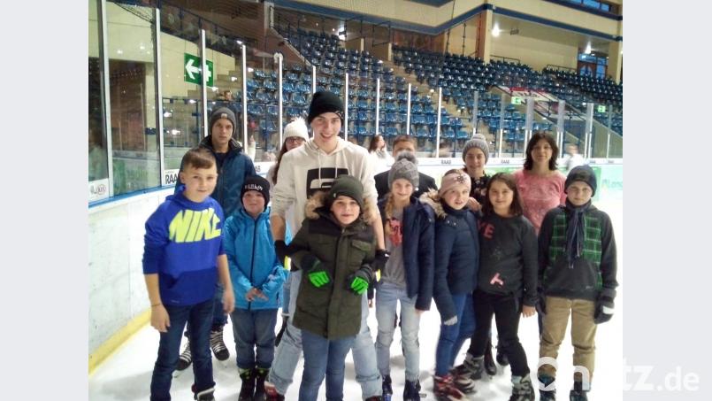 Schlittschuh fahren im Weidener Eisstadion machte den Tröbeser Ministranten großen Spaß. Organisiert haben dies die beiden Oberministranten. Bild: gi