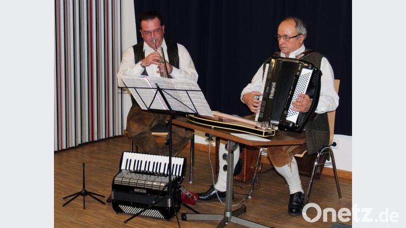 Für die musikalische Umrahmung sorgt das Duo "Jaro und Roland"´. Bild: stg