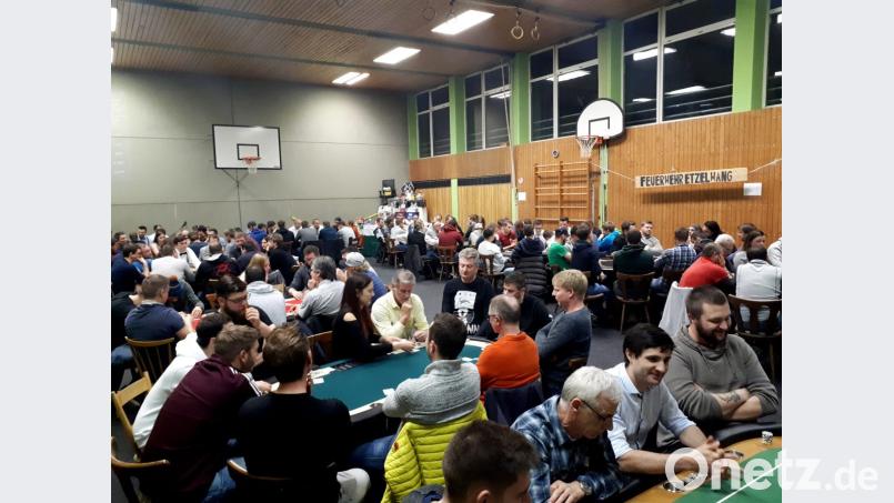 Der Hype lässt nicht nach: Bereits zwei Tage nach Bekanntwerden des Anmeldezeitraums ist das Turnier bis zum letzten Platz ausgebucht, und die Wartelisten sind voll. Mit 120 Teilnehmern zählt die Etzelwanger Pokermeisterschaft seit Jahren zu den größten Turnieren Bayerns. Bild: exb