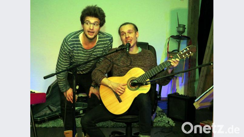 Matze Wolf( re. im Bild mit einem Freund beim Singen), präsentiert zum dritten Mal im Kunsthaus sein Musikkabarett. Bild: ubb