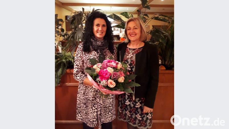Mit Aurelia Fritsch (links) verfügt der Gymnastikclub Schmidgaden über eine weitere Übungsleiterin mit B-Lizenz. Vorsitzende Lydia Magdalena Schimmer gratulierte zur bestandenen Prüfung mit Blumen. Fritsch verfügt zudem über die C-Lizenz und hat eine Qualifikation als Walking-Instruktorin und Jumping-Fitness-Trainerin.. Bild: lsy