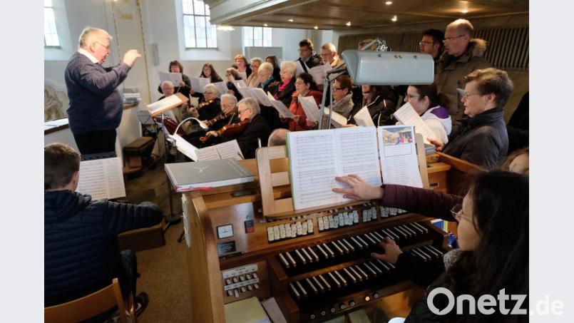 Kirchenchor und Orchester setzen unter der Leitung von Hans Fröhlich an Heiligdreikönig die seit 2001 bestehende Tradition einer gemeinsamen Aufführung fort. Bild: le