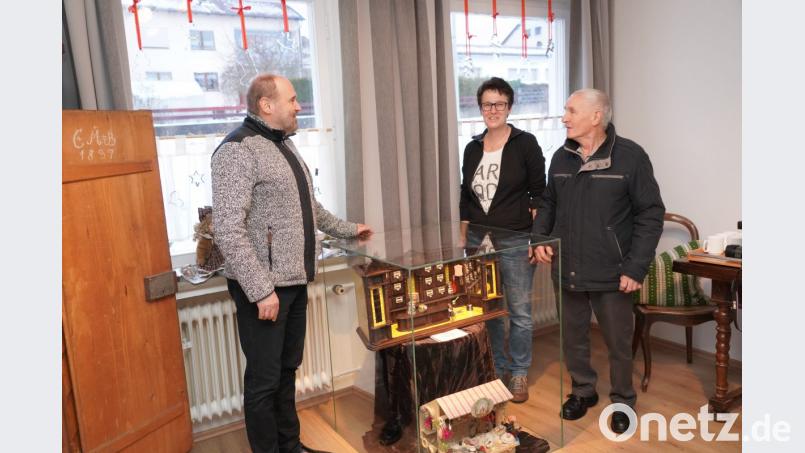 Sigmund Beimler (rechts) aus Woppenrieth stellt seinen über 70 Jahre alten Kaufladen beim Tag des Museums vor. Die OWV-Vorsitzenden Petra Reil (Mitte) und Roman Bauer freuen sich über die Dauerleihgabe für das OWV-Museum. Bild: fvo