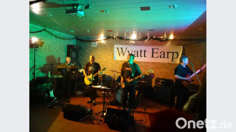 Noch ist Platz vor der Bühne, das änderte sich aber schnell. &quot;Wyatt Earp&quot; rockt mit dem Publikum. Bild: jub