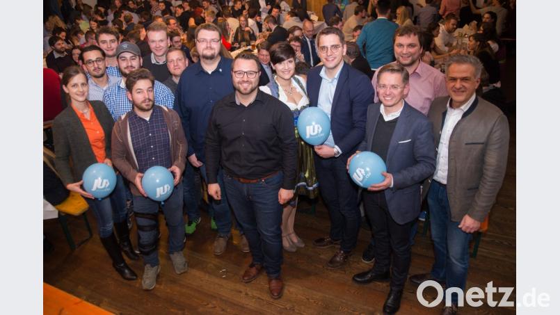 Die ausgeschiedenen Ortsvorsitzeden mit MItterteichs Bürgermeister Roland Grillmeier (rechts), Tobias Reiß (dritter von rechts), Christian Doleschal (vierter von rechts) und Kreisvorsitzendem Matthias Grundler (Mitte). Bild: Lucas Weigl