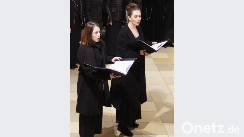 Die Sopranistinnen Annika und Antonia Krämer überzeugten mit ihren glockenklaren und ausgebildeten Stimmen. Bild: weu