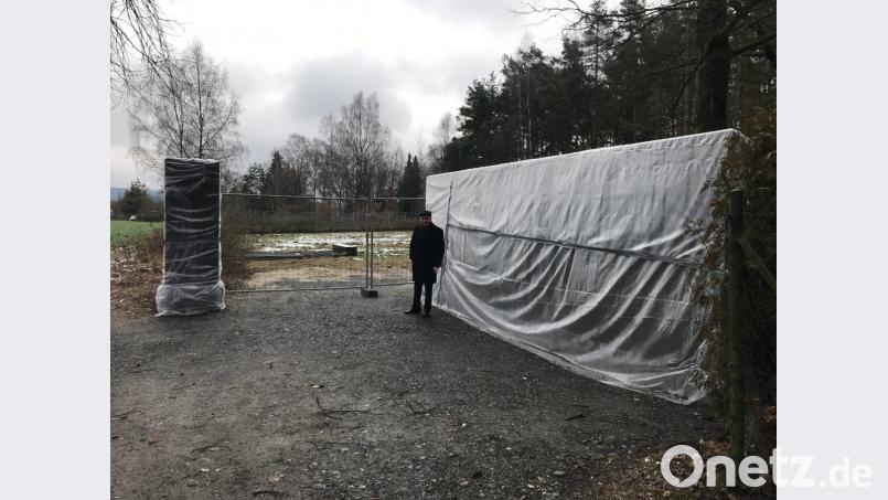 Verhüllt wie bei Christo präsentiert sich die neue Mauer am Eingang zum jüdischen Friedhof im Weidener Westen. Der Beton muss aushärten. Die &quot;Enthüllung&quot; dürfte im Februar erfolgen, meint Vorsitzender Leonid Shaulov. Bild: Porsche