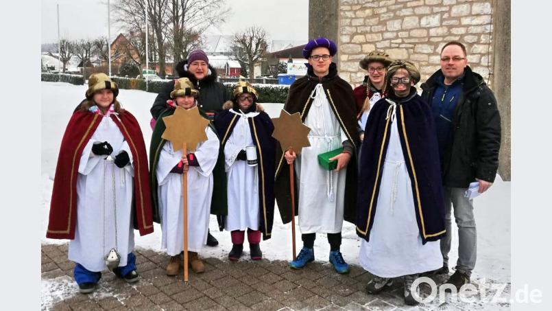 Bianca Hummer (hinten links) und Norbert Nickl (rechts) begleiten die Sternsinger Zeline Oehmisch, Julia Hummer, Sophia Kammergruber, Manuel Nickl, Hannah Zeitler und Philipp Zeitler (von links). Bild: hai