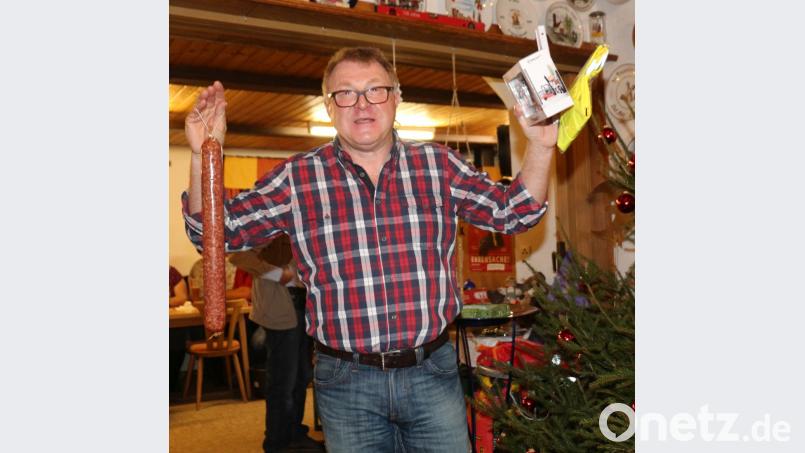 Abenteuerliche Kombinationen wie eine Stange Mettwurst und ein Spielzeuggabelstapler mit Warnweste machen die Christbaumversteigerung der Brandschützer aus. Bild: rpp