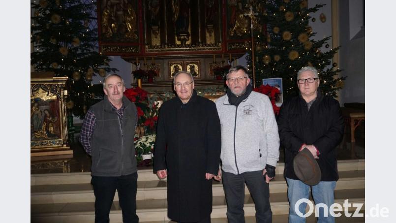 Auch die Krippendarstellungen in der Herz Jesu Kirche beeindruckten Bischof Rudolf Voderholzer (2. von links), hier mit seinen Begleitern WernerSchmidt, Wolfgang Albersdörfer und Reinhold Erdelt (von links). Bild: rlö