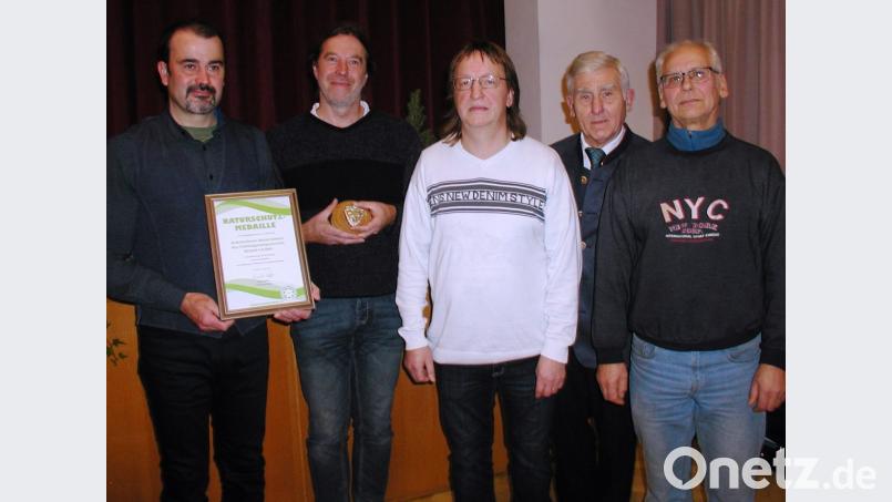 Sie bilden den Kern des Arbeitskreises Natur Brand: (von links) Obmann Stefan Jungnickl, Gerald Hoch, Oliver Ulbrich, und Max Prechtl. Mit ihnen freut sich Bürgermeister Ludwig König (Zweiter von rechts) über die Auszeichnung mit der Umweltmedaille. Bild: ld