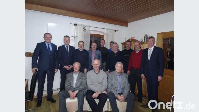 Bürgermeister Thomas Meiler (stehend, Zweiter von links), Vorsitzender Stefan Meiler (stehend, rechts), Ehrenvorsitzender Willi Stahl (sitzend, links) und Chorleiter Herbert Kraus (sitzend, Zweiter von links). Bild: jub
