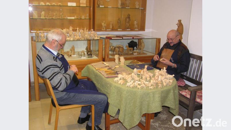 Die beiden Holzschnitzer Erich Neuber (rechts) und Alwin Daubenmerkl bei der Vorführung ihres Hobbys im „Schnitzerstüberl“ des Stadtmuseums. Bild: tu