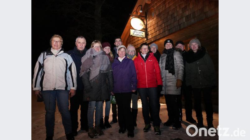 Lauf10-Abteilungsleiterin Angela Rucker (Fünfte von rechts) führt die Gruppe mit Johann Weig aus Ottenrieth (Zweiter von links) zum Kühbachhof. Dort war der Jahresrückblick der Abteilung des TV Vohenstrauß. Bild: fvo