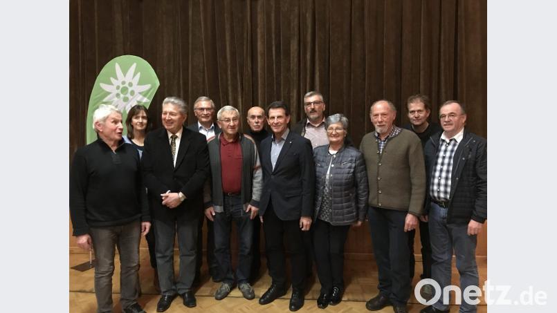 Sektions-Vorsitzender Stefan Schönberger (Fünfter von rechts) ehrt langjährige Vereinsangehörige, darunter auch Ehrenvorsitzenden Hans Kaltenecker (Sechster von rechts). Bild: exb