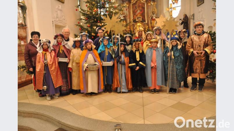 In ihren königlichen Gewändern waren die Sternsinger im gesamten Pfarreiengebiet Roggenstein unterwegs und haben den Segen in die Häuser gebracht. Pfarrer Gerhard Schmidt (hinten) dankte den Kindern für das erbrachte Freizeitopfer. Bild: dob