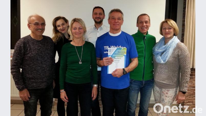 Klaus Meier, Abteilungsleiter Leichtathletik beim Turnerbund Weiden (Dritter von rechts), präsentiert zusammen mit Mitgliedern der Laufabteilung die neuen Laufstrecken des Frühjahrslaufs. Bild: Bühner