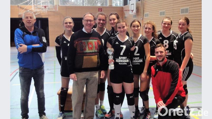 Wettkampfleiter Günter Dobmeier (links) und Bezirksvorsitzender Werner Schmitt (rechts davor) nach der Pokalübergabe an die Mannschaftsführerin des TSV Neutraubling, Miriam Ehrl. Rechts TSV-Trainer Stephan Englmaier. Bild: Felix Schmitt