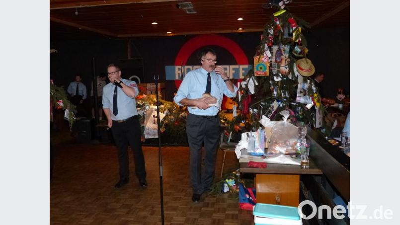 Einen Berg von Gegenständen bringt das Versteigerungsteam Johannes Kick und Herbert Lorenz (von links) unter die Gäste. Bild: hme