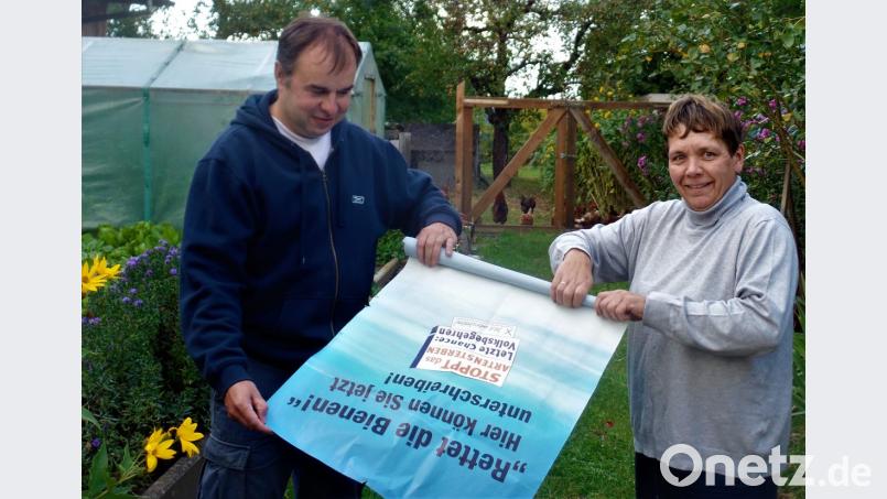 OWV-Vorsitzender Markus Müller und Karin Zielbauer, seine Stellvertreterin, können bald die Plakate für das Volksbegehren &quot;Artenvielfalt&quot; wieder ausrollen. Am 31. Januar beginnt in den Rathäusern die Eintragungsfrist. Bild: jml