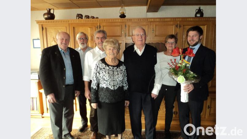 Viele Gratulanten fanden sich bei Siegmund Junge (Dritter von rechts) ein. Neben Ehefrau Barbara, Sohn und Schwiegertochter wünschten Bürgermeister Peter Neumeier (rechts) sowie Christian Benoist (links) und Rudolf Boritzka (Zweiter von links) alles Gute. Bild: ksi