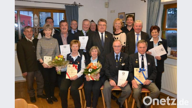 Drei neue Ehrenmitglieder hat die „7er- Kameradschaft“: Brigitte Milakowitsch, Maria Hofmann (sitzend, von links) und Hans Milakowitsch (rechts). Vorsitzendemr Peter Ertl (sitzend, Zweiter von rechts) erhält das Verdienstkreuz 1. Klasse. Bild: exb