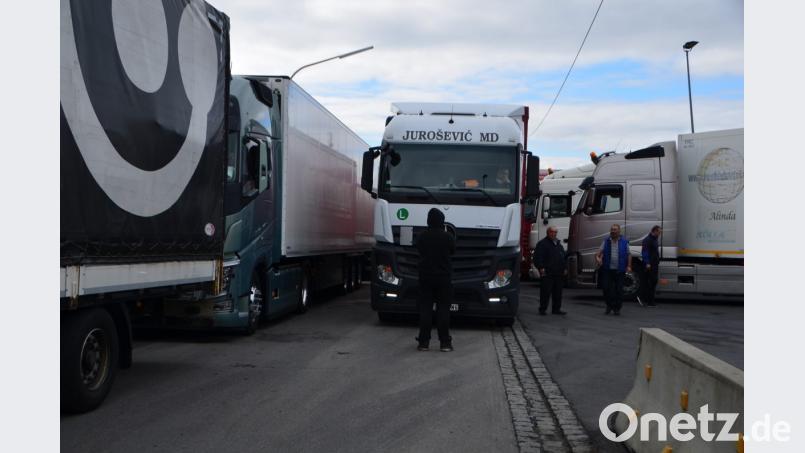 Nichts geht mehr: Brummifahrer parken das gesamte Gelände auf dem Autohof zu. Bei einem Unglück kämen keine Rettungskräfte durch. &quot;Da gibt es Tote&quot;, befürchtet Landrat Andreas Meier. Bild: dob