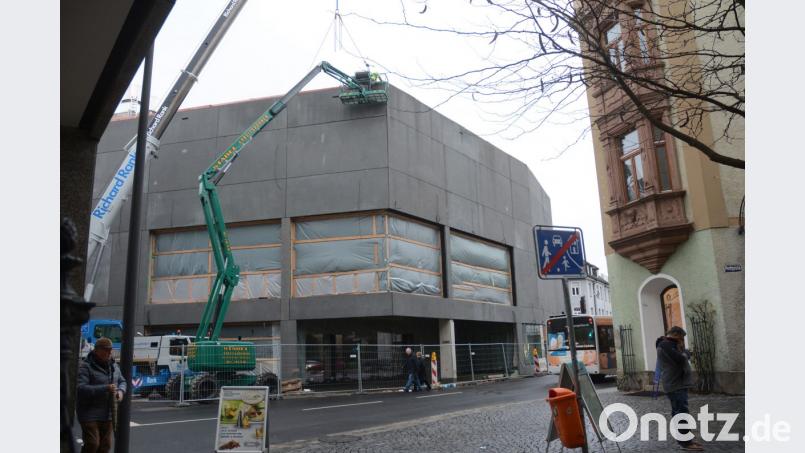 Nach den Weihnachtsferien herrscht wieder Betrieb auf der NOC-Baustelle. In den nächsten Wochen sollen auch hier in der Sedanstraße die weiteren Fenster eingebaut werden. Bild: Gabi Schönberger