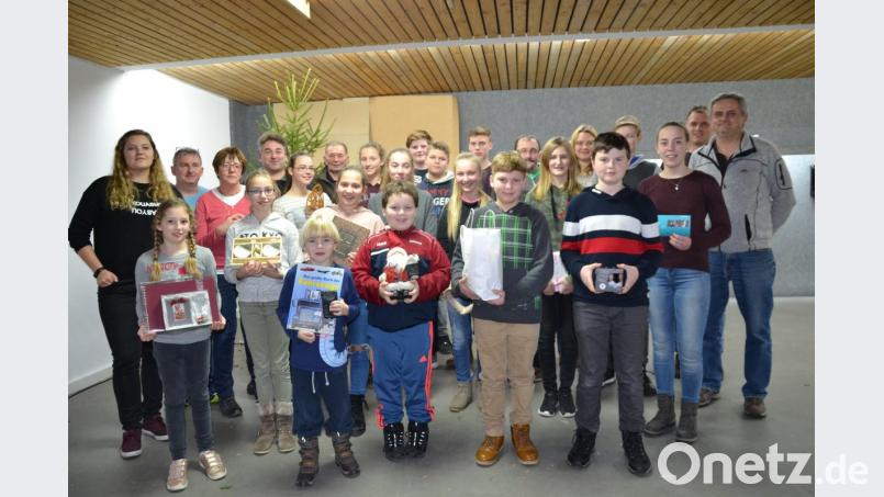 Sportleiterin Theresa Guttenberger (links) organisiert das Nussschießen der Schützengesellschaft 1925 Moosbach. Den Siegern gratuliert Schützenmeister Stefan Guttenberger (rechts). Bild: gi