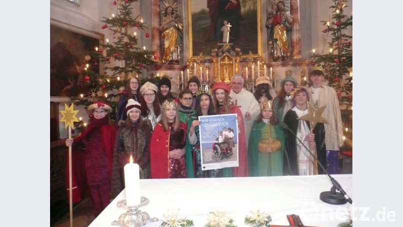 Nach dem Gottesdienst am Fest der Heiligen Drei Könige segnete Pfarrer Eugen Wismeth Wasser, Salz, Kreide und Weihrauch, bevor er die Sternsinger in Winklarn aussandte. Bild: amö