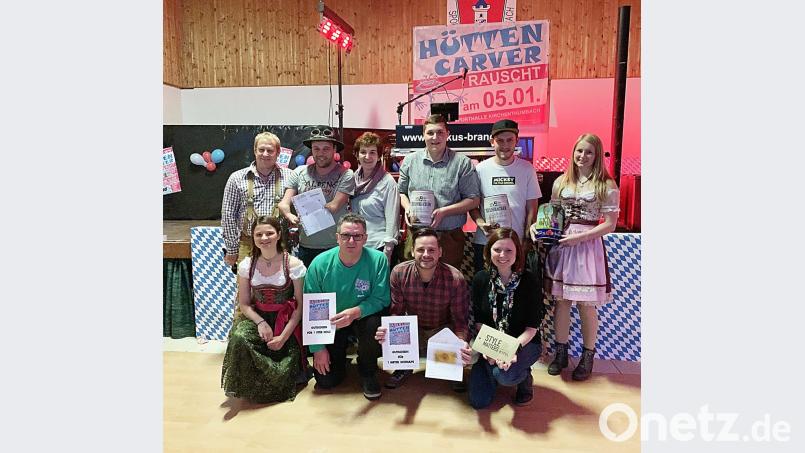Die Gewinner bei der Tombola für einen guten Zweck freuen sich über Brennholz, Gutscheine oder Flüssiges zur Stärkung. Bild: ü