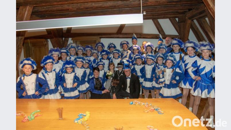 Nicht nur in ihren schmucken Kostümen, auch als Jackson Girls werden die 28 Mädchen der Kinder- und Jugendgarde bei ihren Auftritten das närrische Publikum begeistern. Mit dabei (vorne kniend): Regina Merkl und Bürgermeister Hermann Falk, dazwischen Prinzessin Eva I. und Prinz Felix I. Bild: u