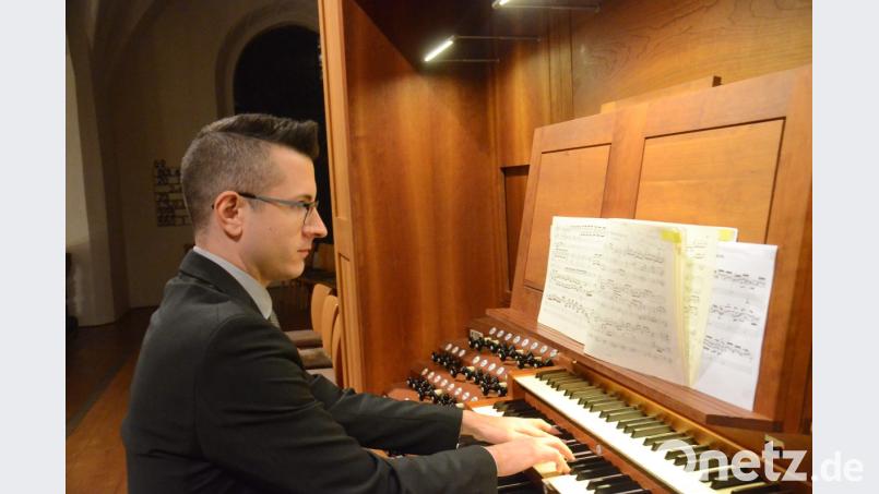 Florian Lorenz an der Max-Reger-Orgel. Bild: Kunz