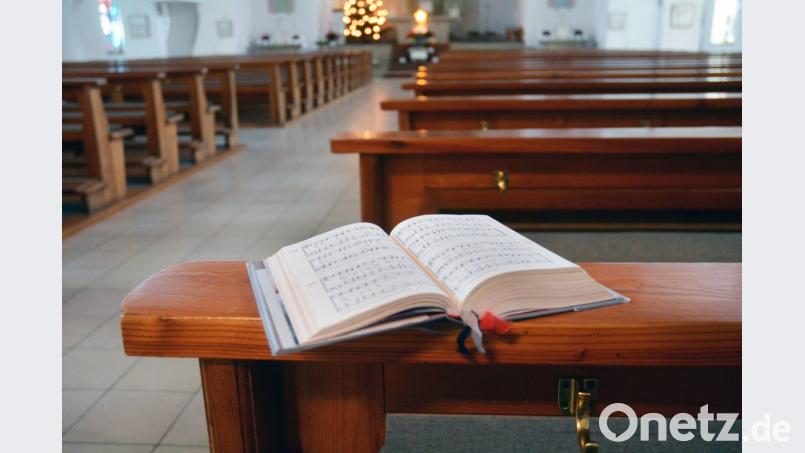 Der Weg in die Kirche. Für viele Menschen ist er nicht mehr attraktiv. Insgesamt hat die Zahl der Kirchenaustritte in Weiden im vergangenen Jahr aber nachgelassen. Bild: Gabi Schönberger