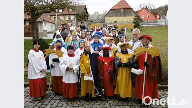 Alle fünf Sternsingergruppen statteten Pfarrer Arnold Pirner gemeinsam einen Besuch im Pfarrhof ab, sangen das Lied &quot;Sternsinger gehn von Haus zu Haus - wir teilen den Gottes Segen aus&quot; und räucherten mit 5 Weihrauchfässern in dem historischen Bauwerk. Natürlich wurde auch der Segen 20 * C + M + B * 19 an der Haustür angeschrieben. Bild: rgl