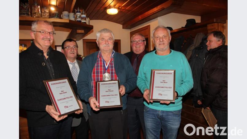 Da sie schon 40 Jahre der Oberviechtacher Wehr angehören, das 65. Lebensjahr vollendet und sich über Jahrzehnte hinweg für die Stützpunkt Wehr eingesetzt haben, wurden Hans Zwack, Alois Früchtl und Paul Bauer (mit Urkunden von links) zu Ehrenmitgliedern ernannt. Für ihren Einsatz dankten ihnen (hinten von rechts) Bürgermeister Heinz Weigl und Vorsitzender Johann Roßmann. Bild: frd