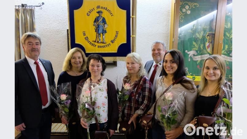 Das Dankeschön der Landwehr an die Marketenderinnen drückten Kommandant Franz Schmidt und zweiter Kommandant Manfred Bäuml durch Überreichen einer Ledertasche und mit Rosen aus. Von links: Franz Schmidt, Angelika Bäuml, Elisabeth Market, Stephanie Kellner-Fäßler, Manfred Bäuml, Carolin Schmid und Lea Simmerl. Bild: le