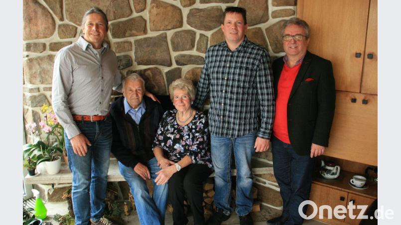 Wenige Tage nach dem Jahreswechsel feiert Silvan Lindner seinen 90. Geburtstag. Im Bild von links Sohn Jörg, Silvan und Birgit Lindner, Sohn Ralf und Bürgermeister Toni Dutz. Bild: wro